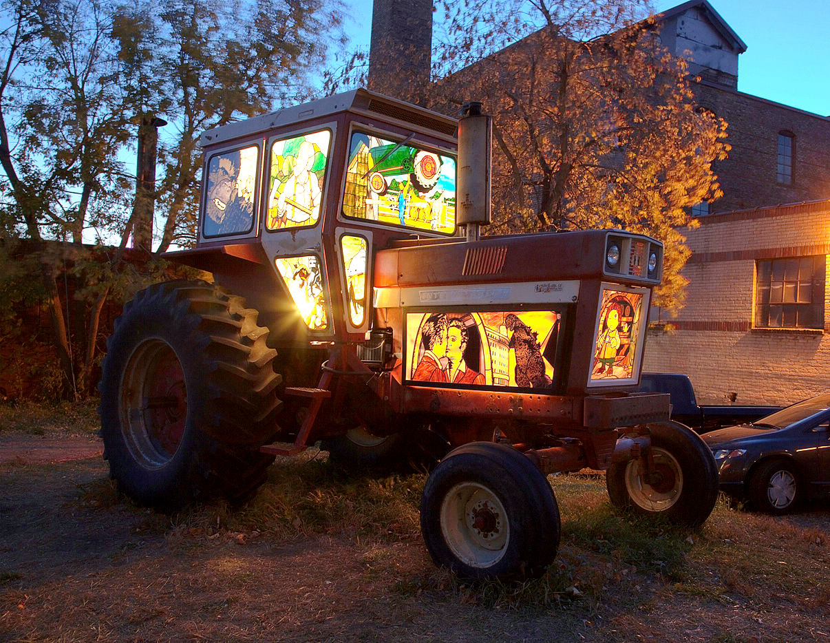 Near-Mint Condition stained glass tractor by Karl Unnasch. Photo: Gene Pittman